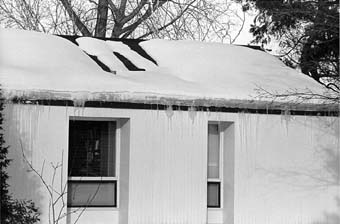 Photograph 1. A single-story house with an ice dam. The areas without snow are the points of heat loss.